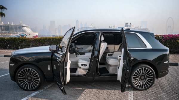 Rent Rolls Royce Cullinan (Green), 2020 in Dubai - Image 8